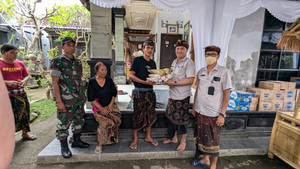 Perbekel Abiansemal Dauh Yeh Cani Serahkan Bantuan Penunjang Pernikahan di Banjar Batanbu